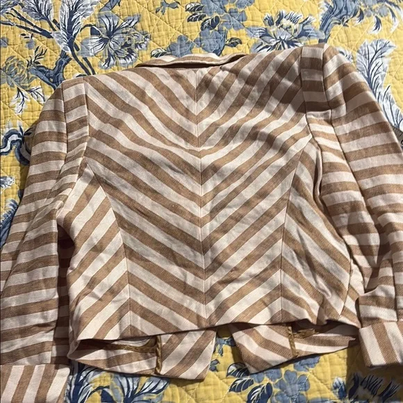 Cream and Tan Chevron Crop Blazer with Tailored Fit - Picture 6 of 7